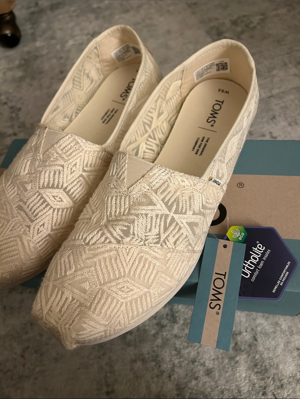 Toms 9.5 Natural Geo Lace Alpatgata, NWT